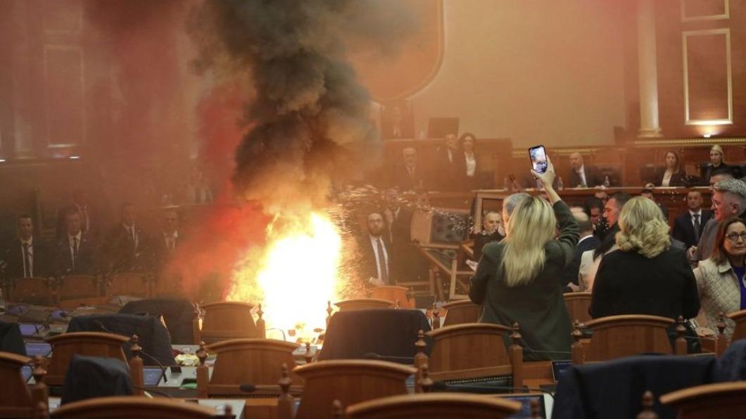 砸水球不夠看!阿爾巴尼亞議員「放煙霧彈縱火」擋預算投票