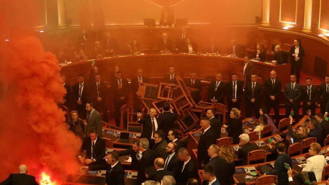 議場內一度陷入混亂。(圖/翻攝自X@Reuters)