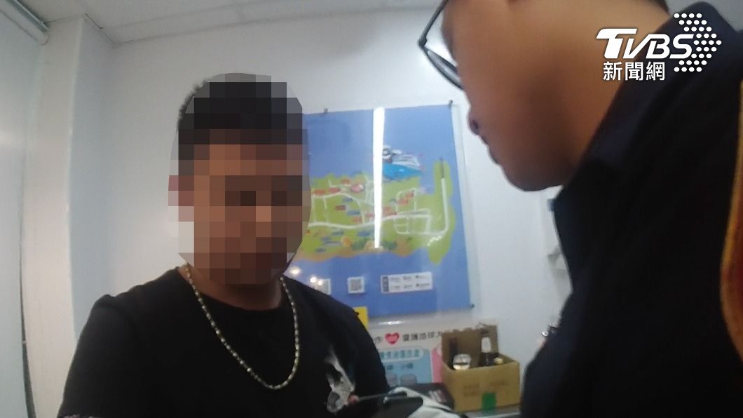 男子縮超商角落連睡兩晚好可憐? 巡邏警一查竟是通緝犯