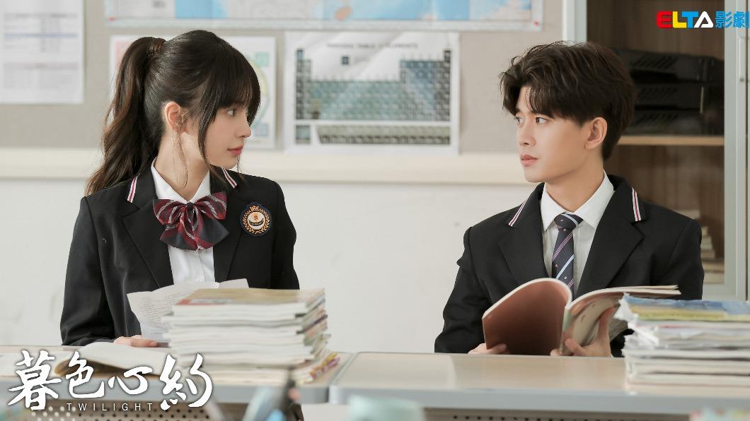 任嘉倫和Angelababy為戲換上高中制服。(圖/愛爾達電視提供)