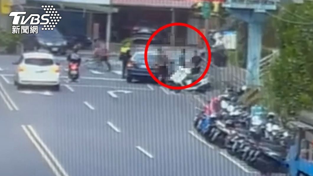警方當場將4名竊賊帶回偵辦。(圖/TVBS)