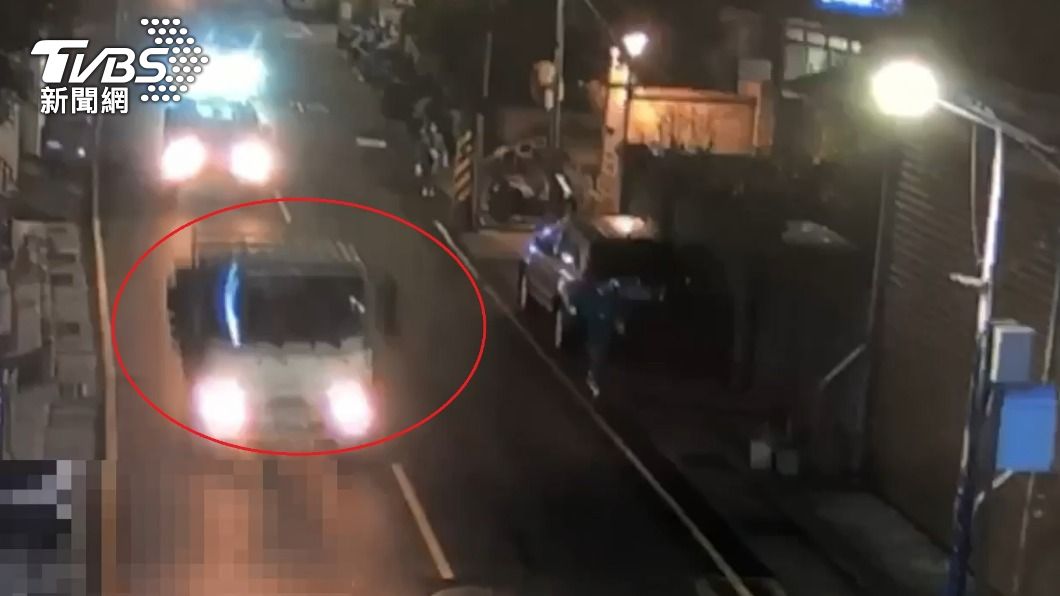 監視器拍下涉案車輛載著水溝蓋離開。(圖/TVBS)