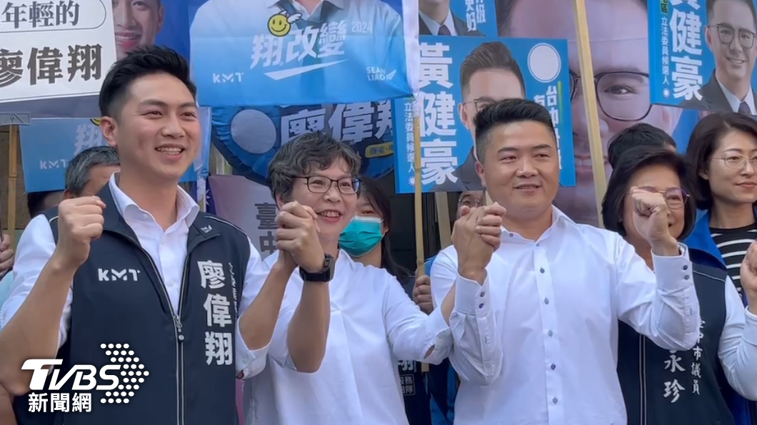 蔡壁如和藍營參選人開心合影。（圖／陳祁 攝）