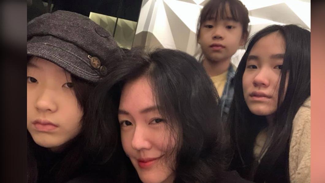 大女兒許曦文（Elly）（左起）、小S、許老三、二女兒許韶恩（Lily）母女合照。（圖／翻攝自小S臉書）