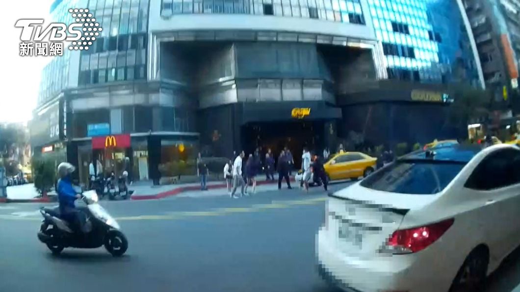 北市酒店今日清晨爆發酒客糾紛,雙方當街扭打。(圖/TVBS)