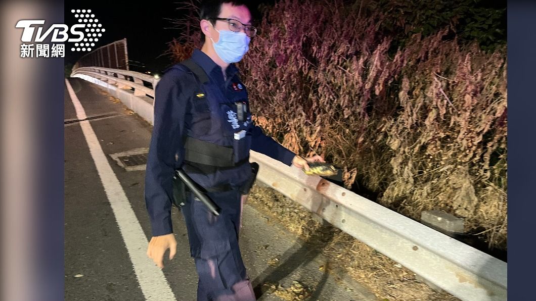 警方協助通報市政府動保處協助安置及救援。(圖/TVBS)