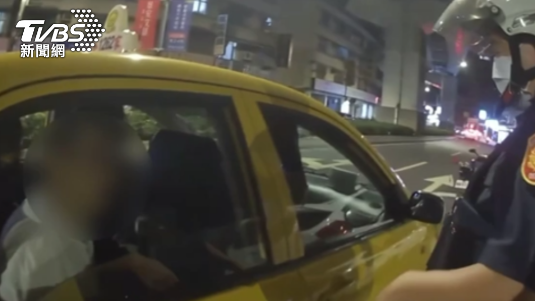 因計程車變換車道未打方向燈遭警方攔下，導致通緝犯和太太被盤查。（圖／TVBS）