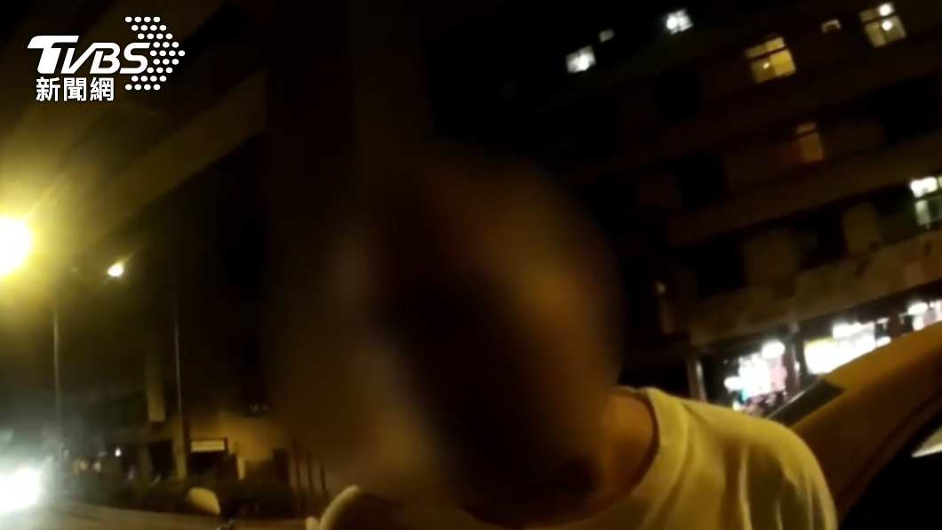 通緝犯謊報身分被警方發現照片不符，還扯謊說自己以前比較胖。（圖／TVBS）