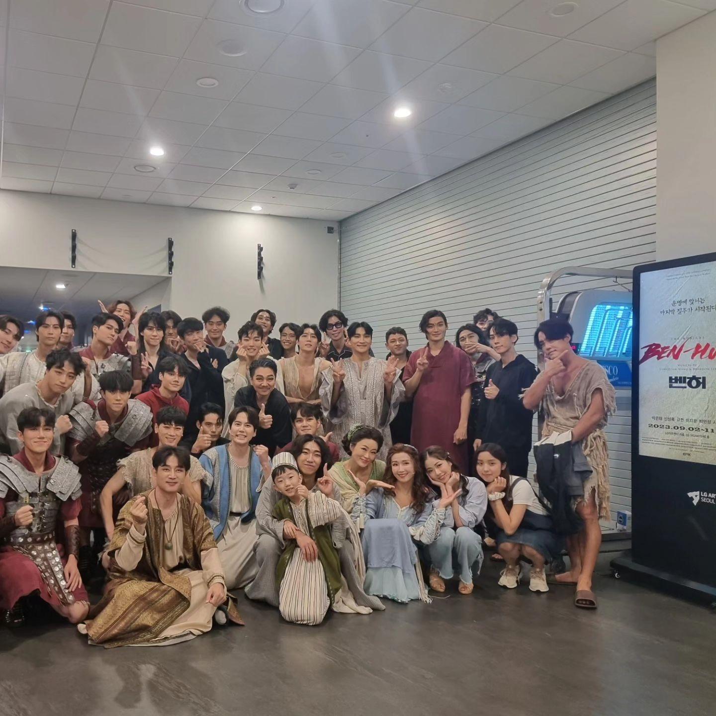 圭賢（中間藍背心）在其他演員的協助之下，壓制了潛入襲擊的女粉。（圖／翻攝自圭賢IG）