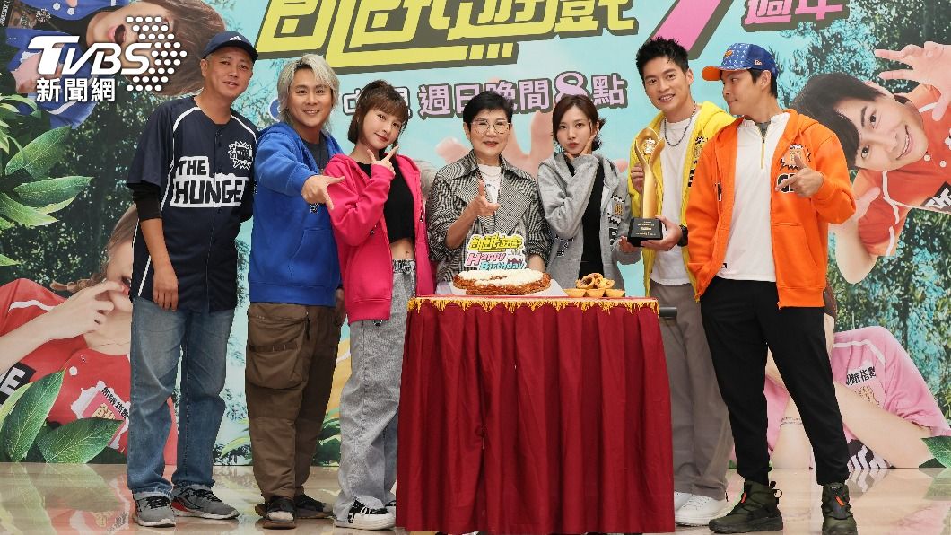 《飢餓遊戲》製作人廖述穎(左)與中視董事長胡雪珠(中)現身與5位主持人切蛋糕過7週年。(圖/趙世平攝)
