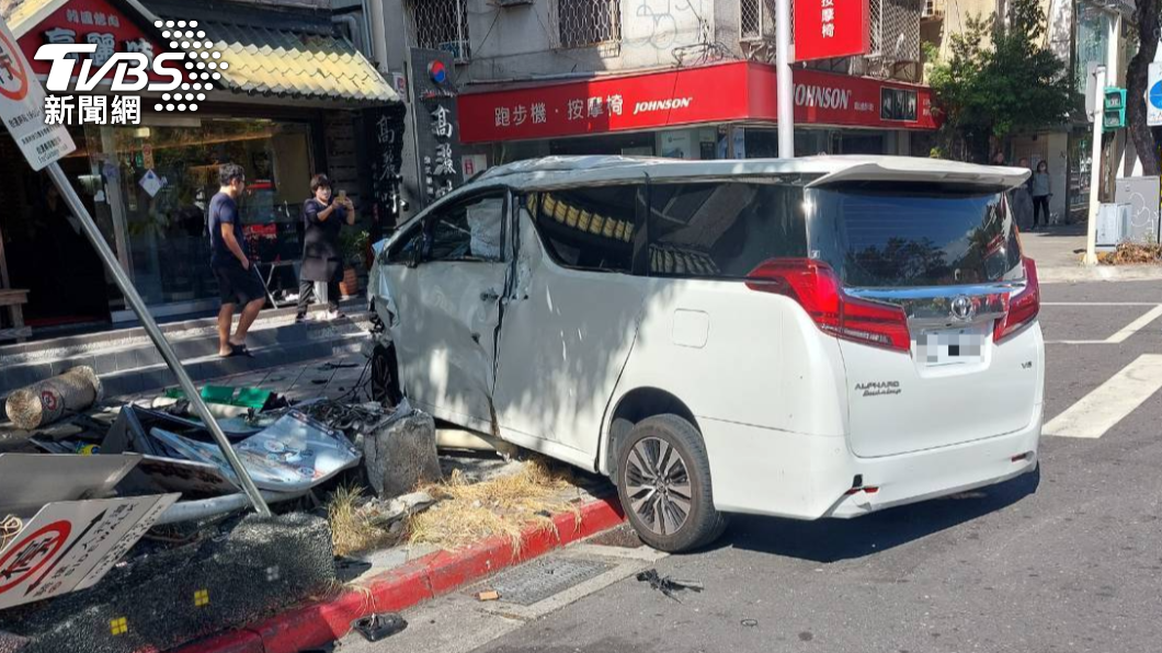 阿法衝上人行道險些撞進店內。(圖/TVBS)