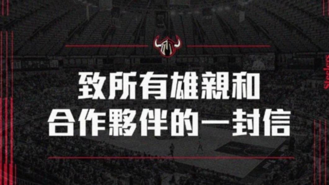 鋼鐵人日前在社群發文,指控遭到脅迫。(圖/翻攝鋼鐵人IG)