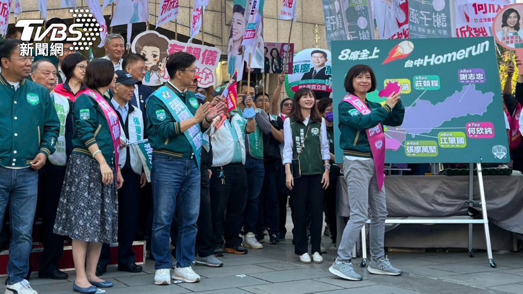 每位參選人為自己選區貼上拼圖。（圖／陳祁 攝）