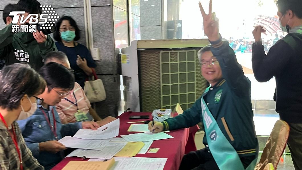 第一選區參選人蔡其昌完成登記。（圖／陳祁 攝）