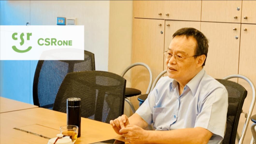 汪中和老師於CSRone辦公室談論企業因應氣候變遷之行動方向。（圖片來源／CSRone永續智庫）