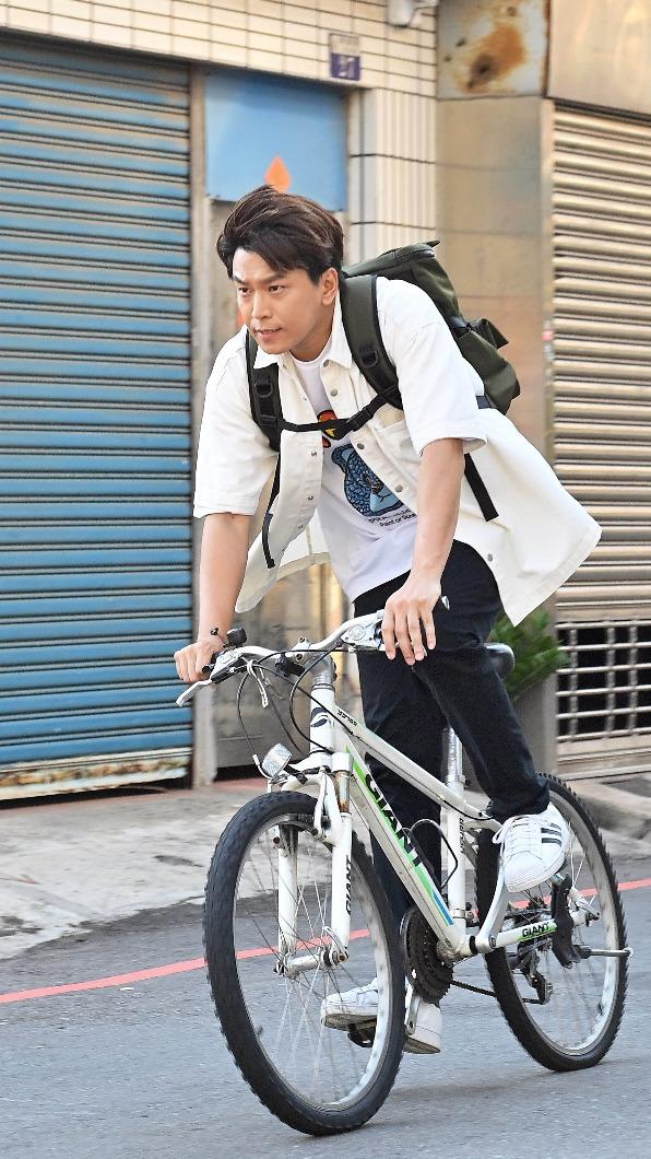 蕭景鴻追逐小偷拍了一下午,收工馬上去整骨。(圖/台視提供)