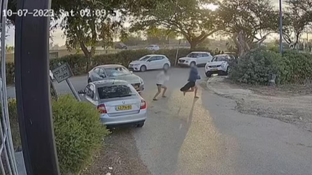 2名女子驚慌逃命,仍遭武裝分子擊斃。(圖/翻攝自每日郵報)