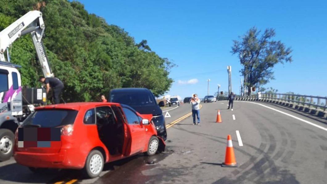 南迴公路金崙路段兩車對撞 5人送醫