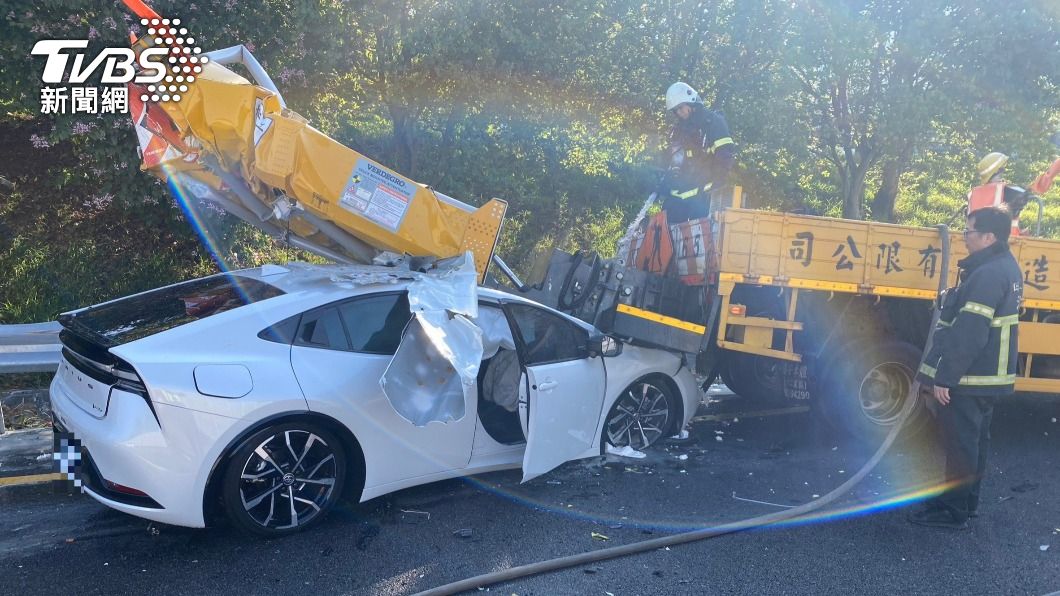 又是自動駕駛!轎車國道追撞緩撞車「鏟進」車底 車頭全爛