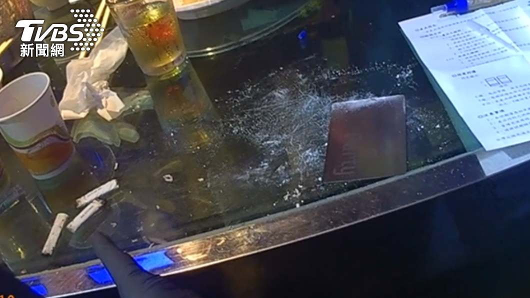 超囂張!新北8男女KTV開毒趴K菸、K卡擺滿桌 見警想滅證