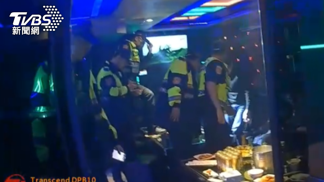 警方前往KTV臨檢。(圖/TVBS)