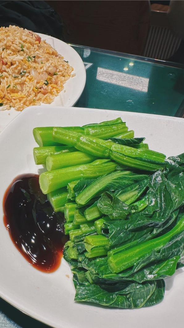 歐陽靖狂嗑香港餐廳的油菜。(圖/翻攝自歐陽靖 IG)