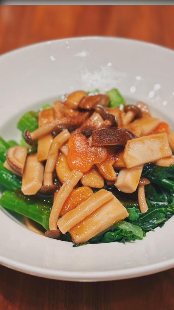 歐陽靖到香港後吃許多蔬菜類的美食。(圖/翻攝自歐陽靖 IG)