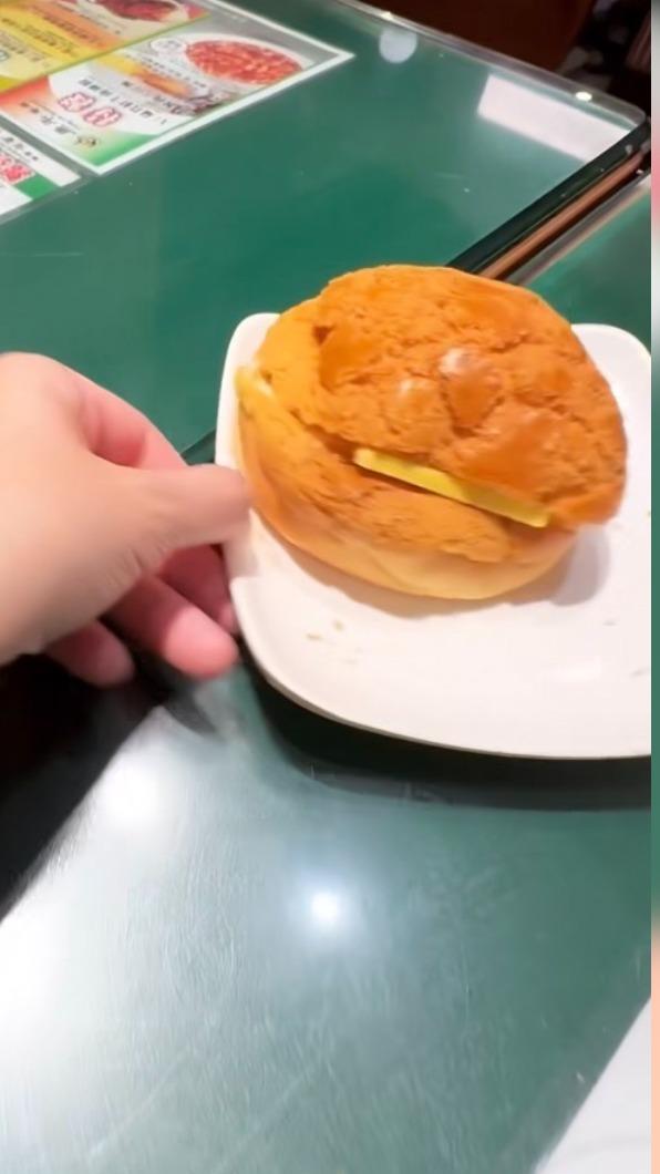 歐陽靖說這是新醬第一次吃到菠蘿油。(圖/翻攝自歐陽靖 IG)