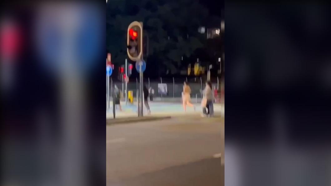 男子裸奔的畫面全被錄下。（圖／翻攝自香港江湖吹水站）