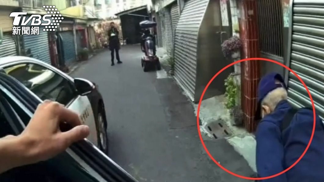 住家鐵捲門打不開!百歲爺爺擔心闖空門 騎電動車衝警局
