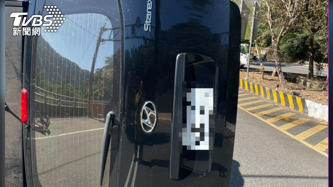 整車翻覆在隧道前。（圖／TVBS）
