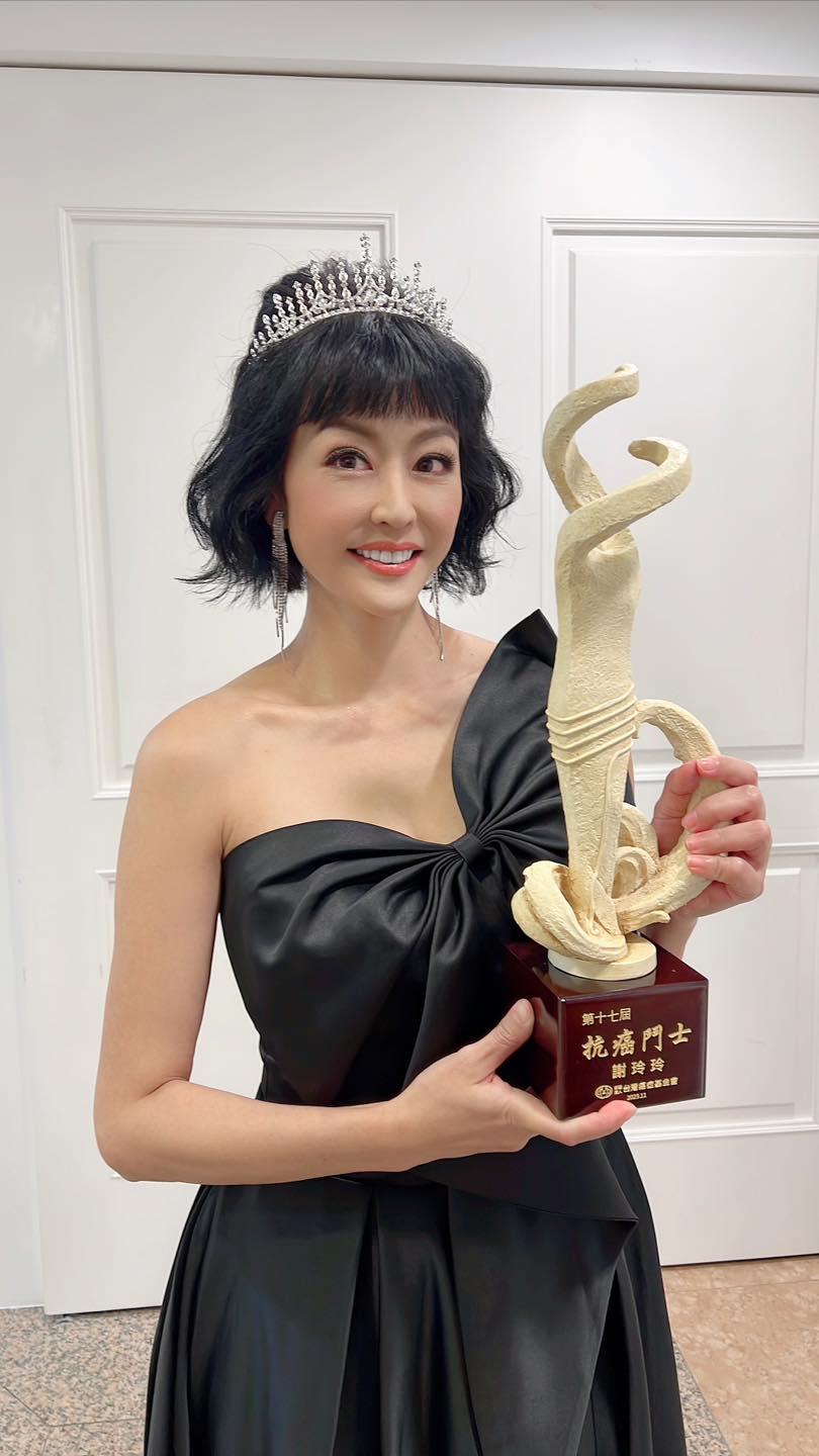 唐玲獲選為十大抗癌鬥士。(圖/翻攝自唐玲臉書)