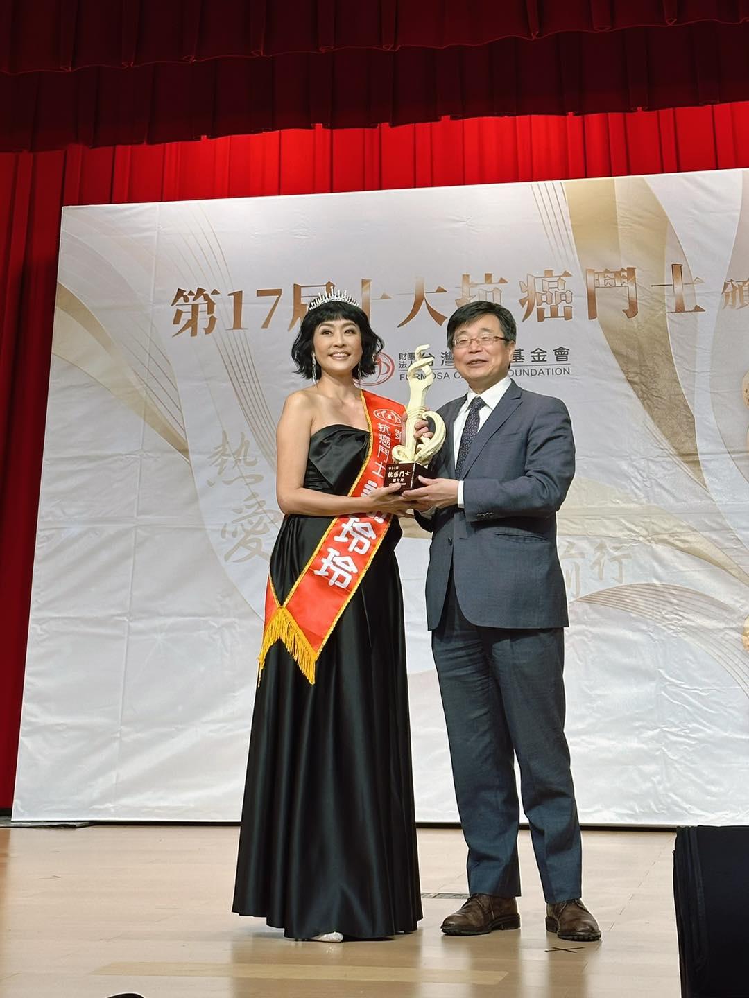 唐玲久違上台領獎。(圖/翻攝自唐玲臉書)