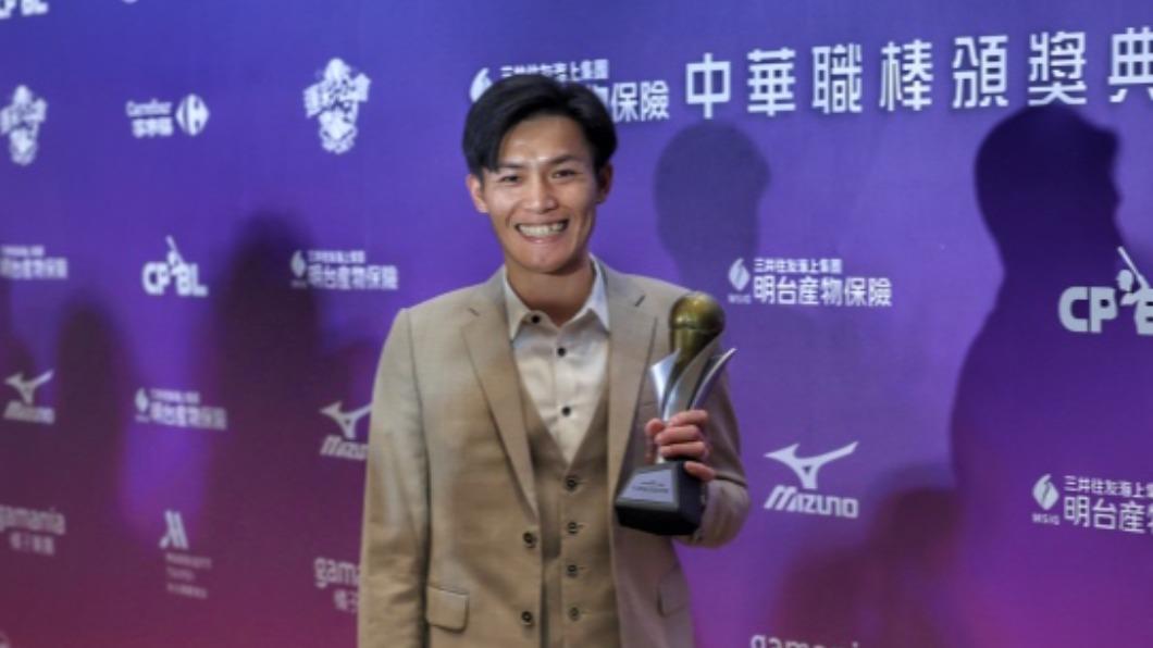 中職頒獎!富邦悍將內野手李宗賢奪「年度最佳進步獎」