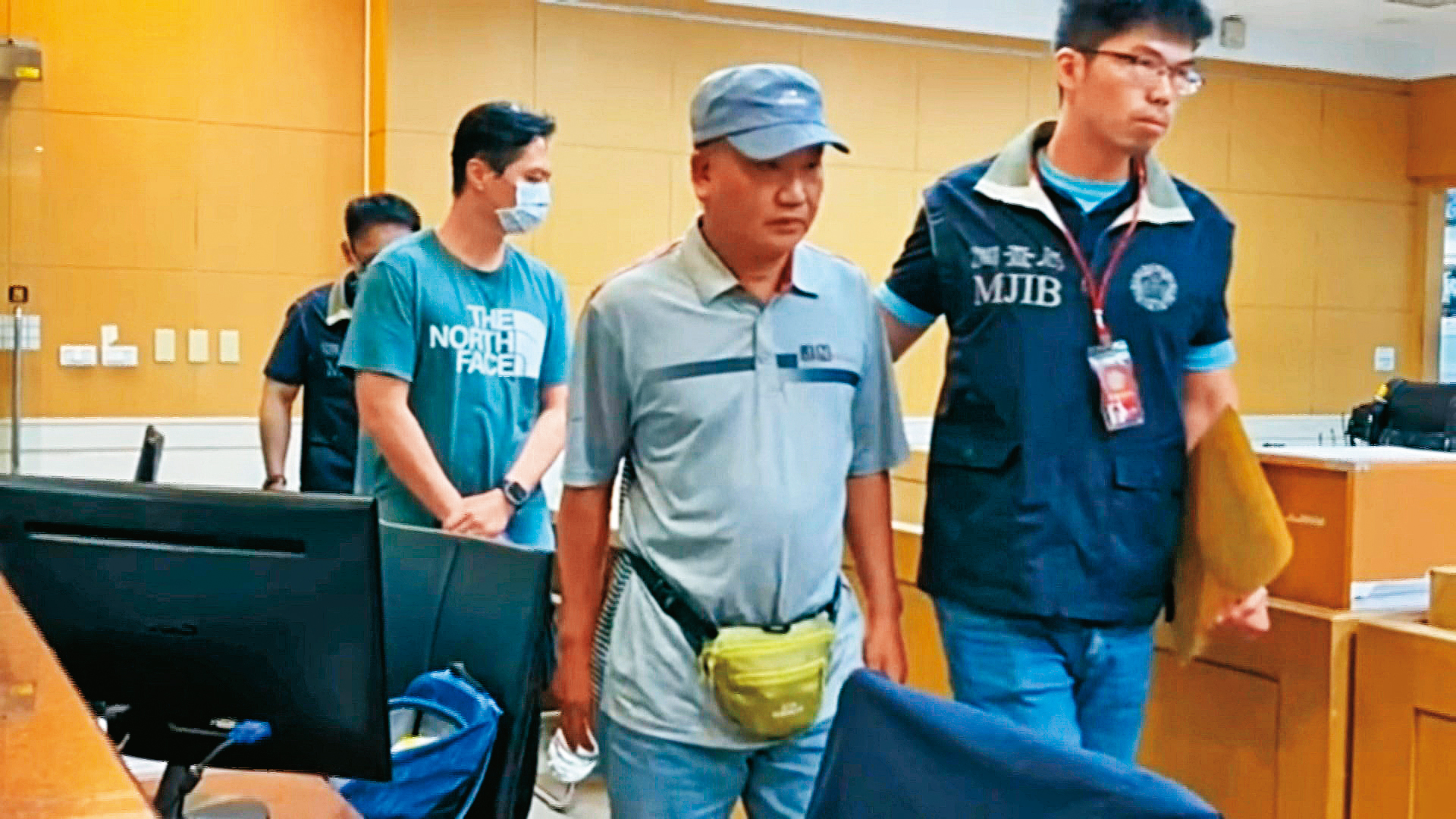 北檢擴大偵辦澳豐倒閉詐騙案,兆富董事長曾奎銘(中)一審判刑2年3個月。(圖/東森新聞提供)