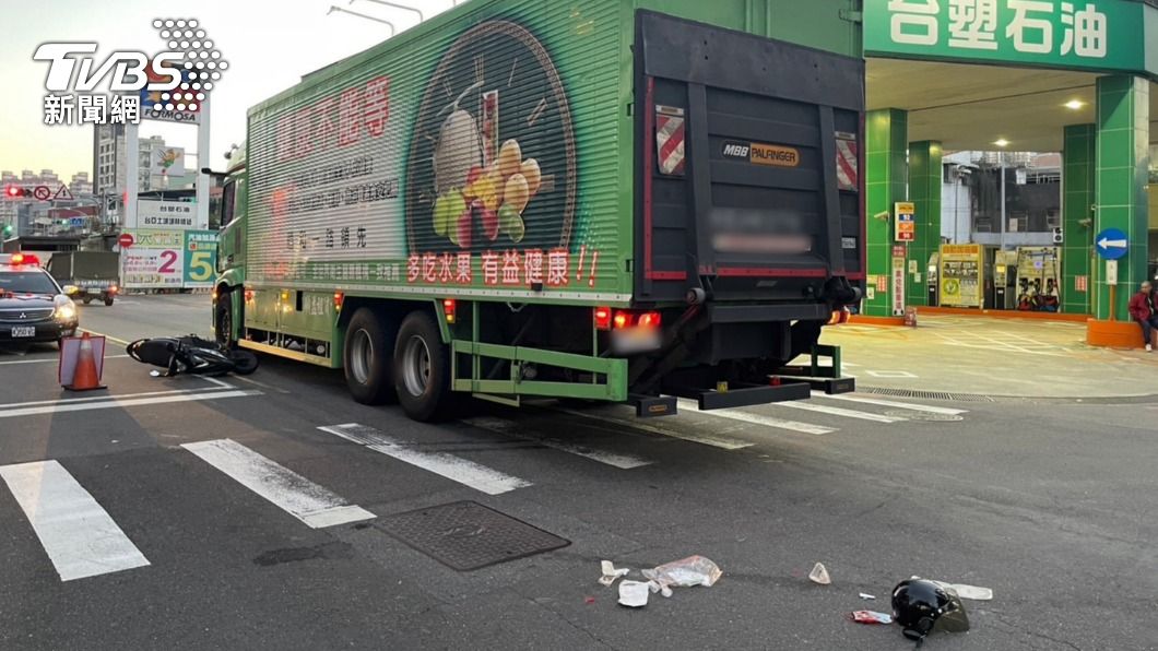 新北死亡車禍!土城女騎士左偏 碰撞大貨車倒地遭輾斃