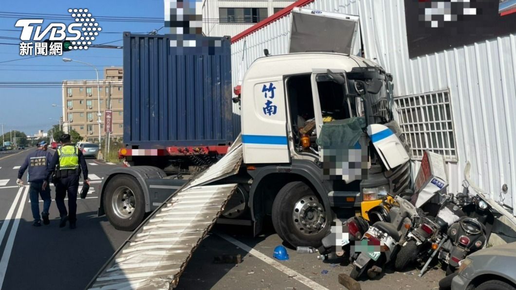 苗栗貨櫃車突暴衝撞入對向重機行 騎士秒閃避KO死神
