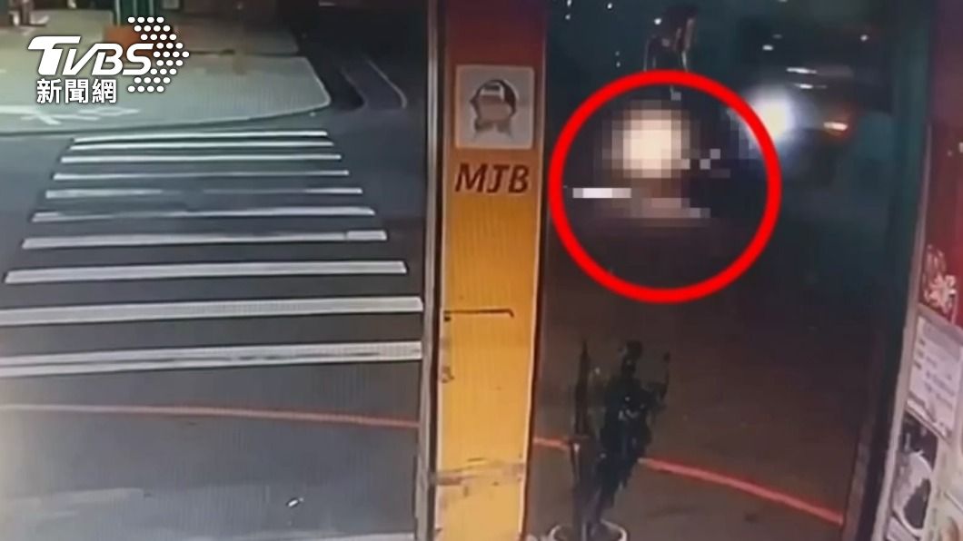 驚悚瞬間!大貨車視線死角「吞人」 土城女騎士遭輾死亡