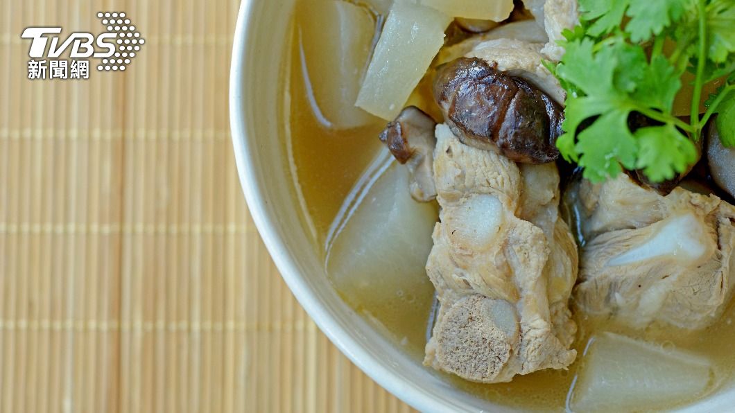 寄生排骨湯具補益腎氣暖身。（圖／shutterstock達志影像）