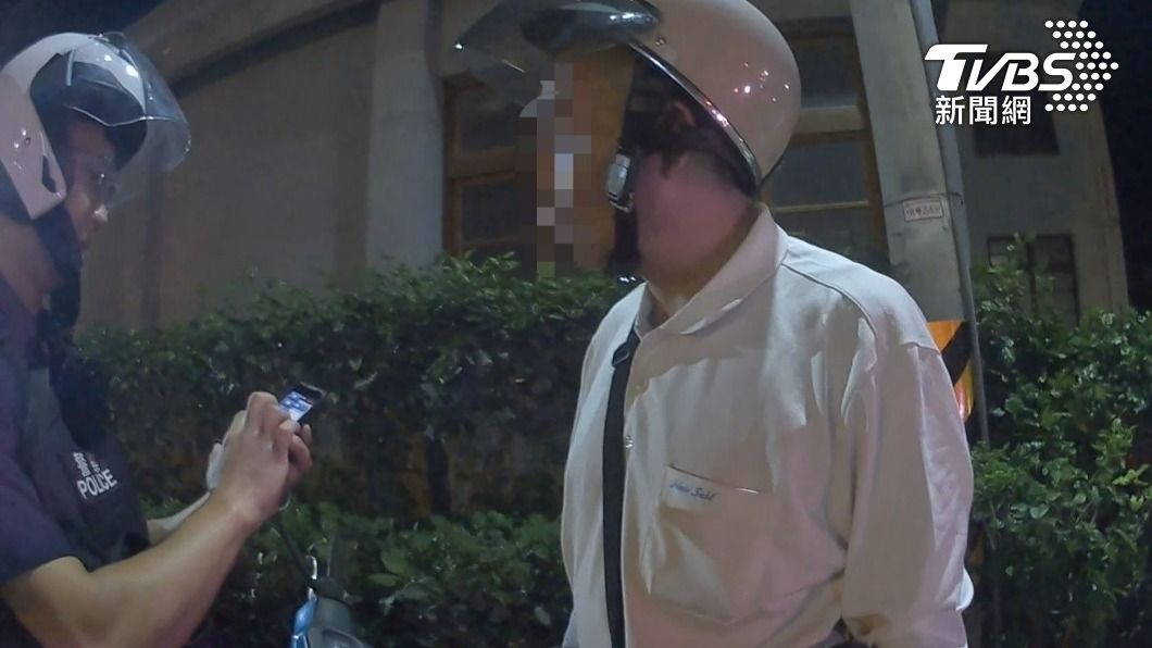 61歲陳姓男子因騎機車闖紅燈被警方攔下。(圖/TVBS)