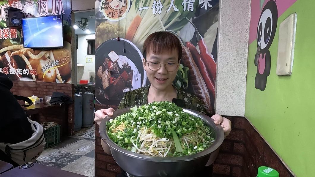 誤觸基隆大忌!YTR用餐鐵齒提「1要求」 滷味秒變火鍋