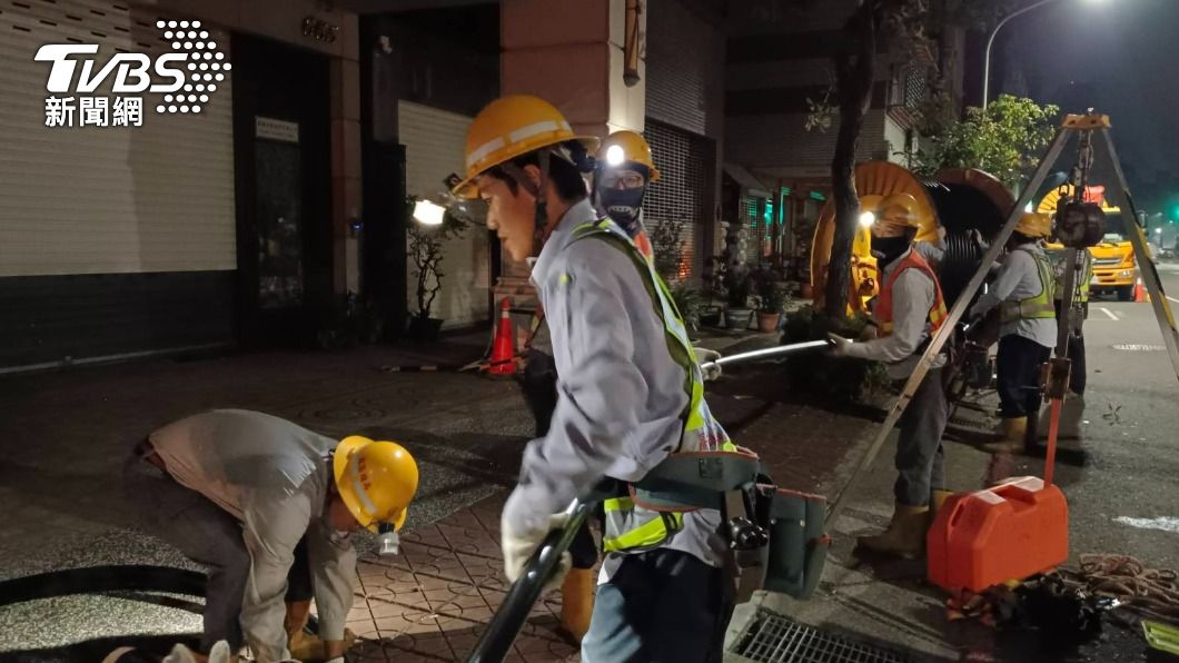 台電人員漏夜完成電纜更換，完成復電。（圖／TVBS）