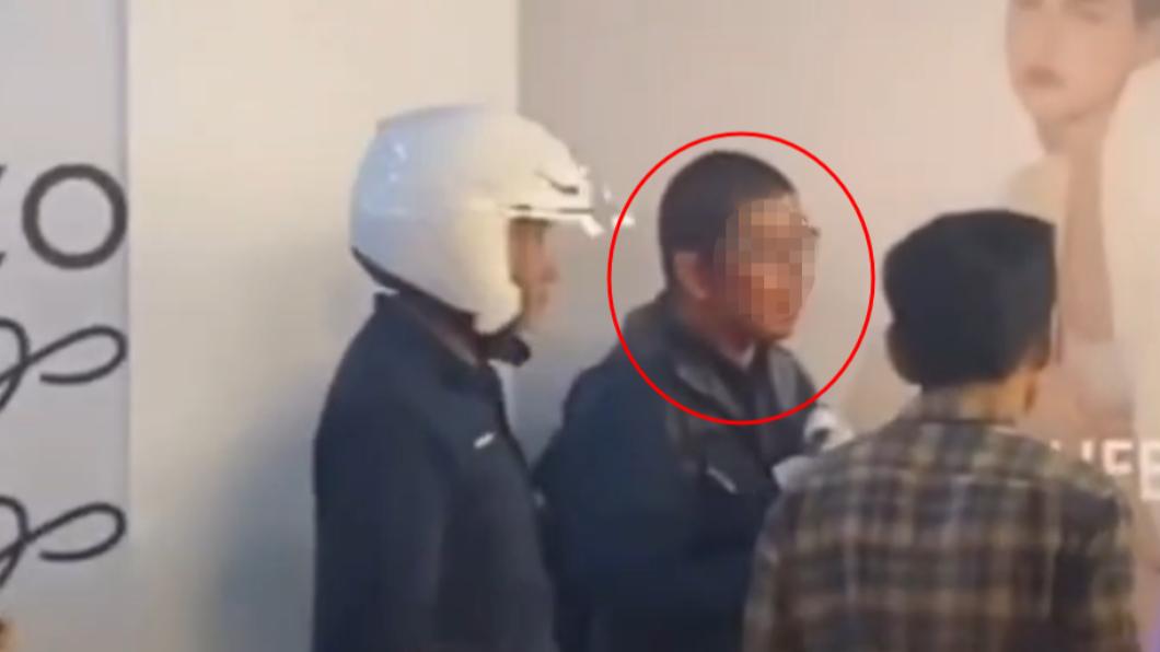 路人頭部遭鐵夾攻擊濺血。(圖/TVBS)