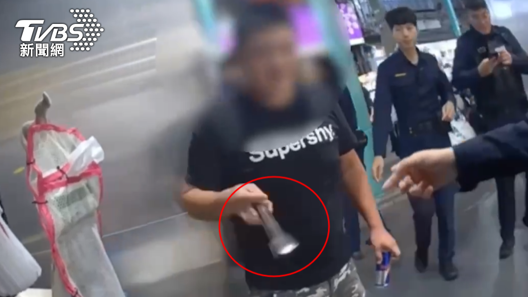 警方到場男子拿出犯案用的鐵夾。(圖/TVBS)
