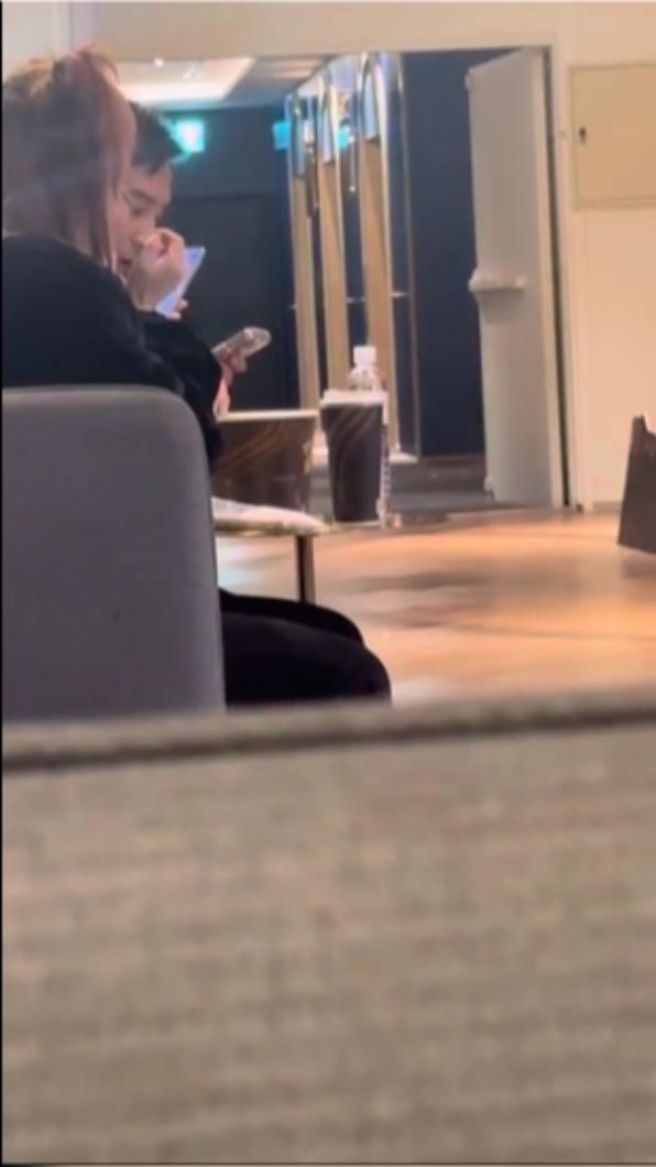 谷阿莫近日帶著老婆去看電影,被一名Dcard網友目擊。(圖/翻攝自Dcard)