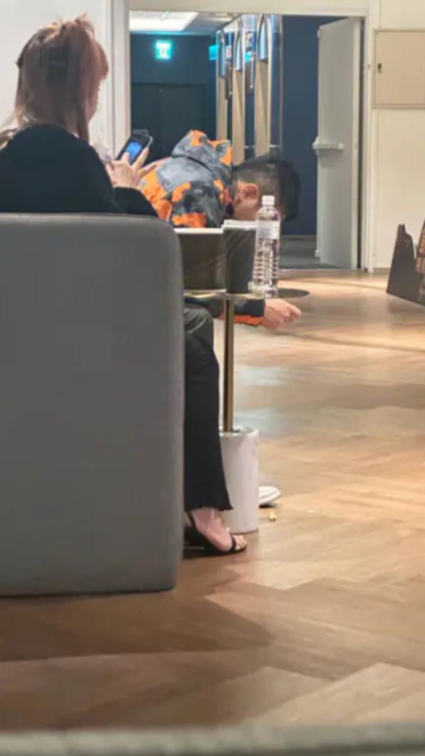 Dcard網友看不下去谷阿莫行為不雅,於是放上論壇公審。(圖/翻攝自Dcard)