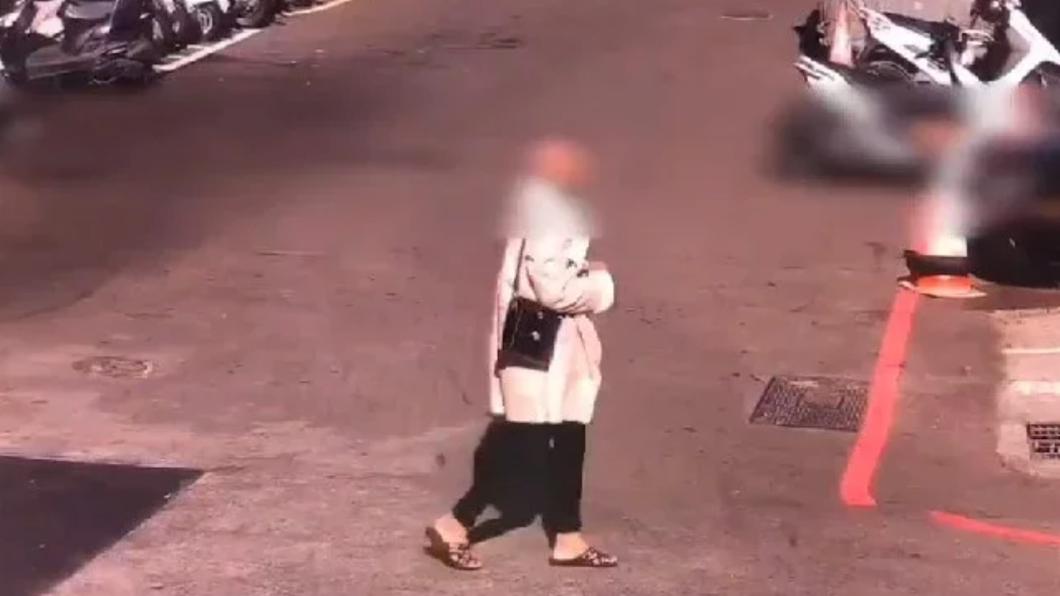 新竹一名白髮婦人不但會動手推人，還會不斷大聲罵人，惹民恐慌。（圖／TVBS）