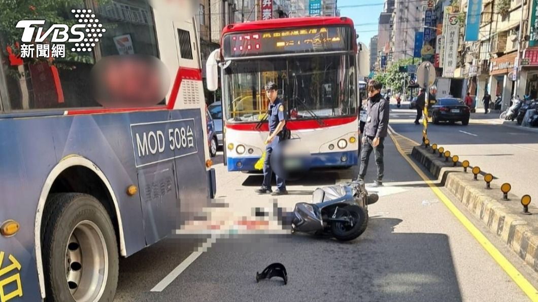 道路留下一灘血跡。(圖/TVBS)