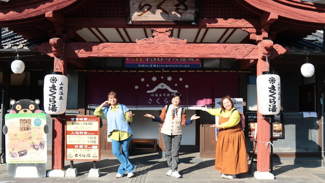 嚴藝文（左起）、楊貴媚和鍾欣凌一起出外景。（圖／桂田文化藝術基金會提供）