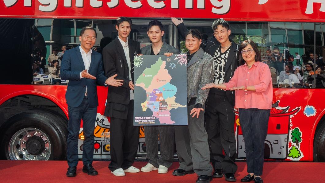 機智男孩IT BOYZ與觀光傳播局王秋冬局長(左)、台北市副市長林奕華(右)合影。(圖/台北市政府觀光傳播局綜合行銷科提供)